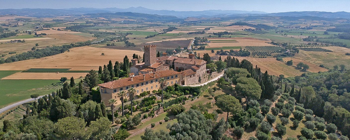 A former traditional hunting castle in the Maremma with garden and pool
