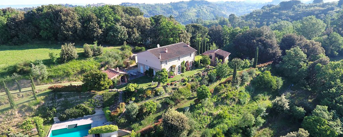 A house with a large garden between Florence and Pisa