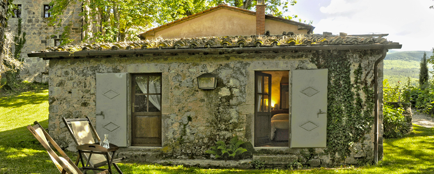 Charming cottage standing on its own on the edge of a hamlet