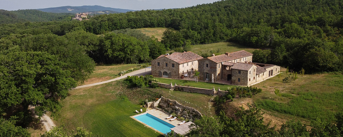 Villa Le Ripe lies in a secluded spot on the historic Castello di Frosini estate, surrounded by meadows and oak trees 