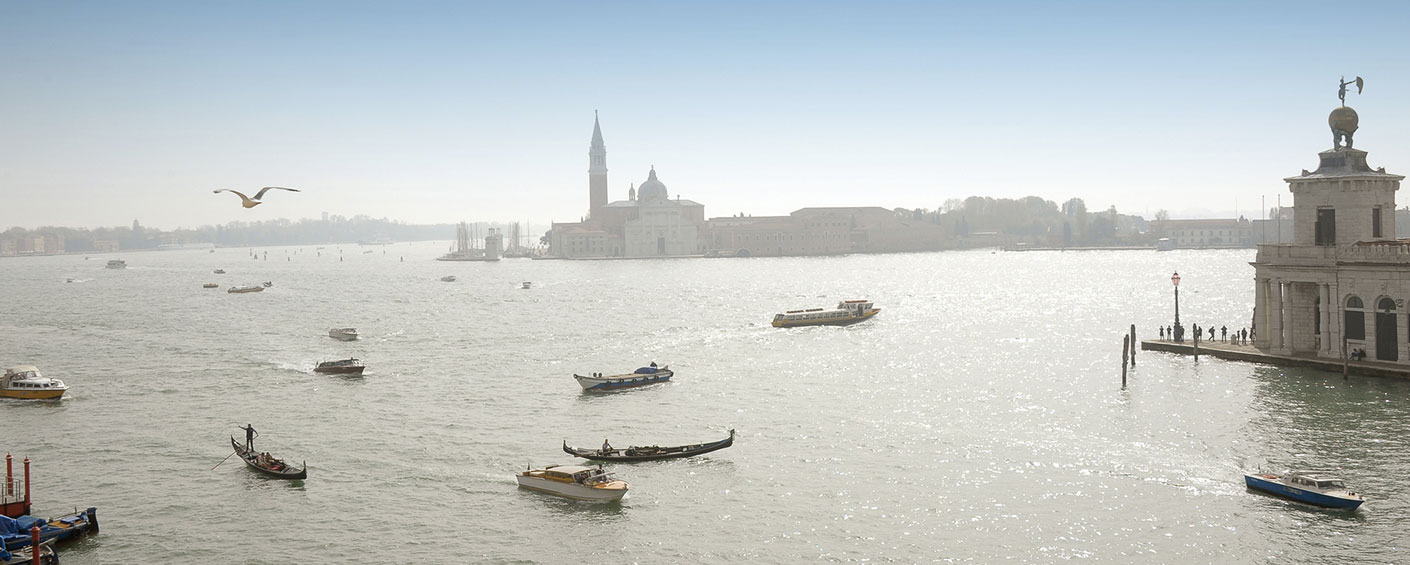 Luxurious 2 bedroom apartment with incomparable views in Venice on the Grand Canal